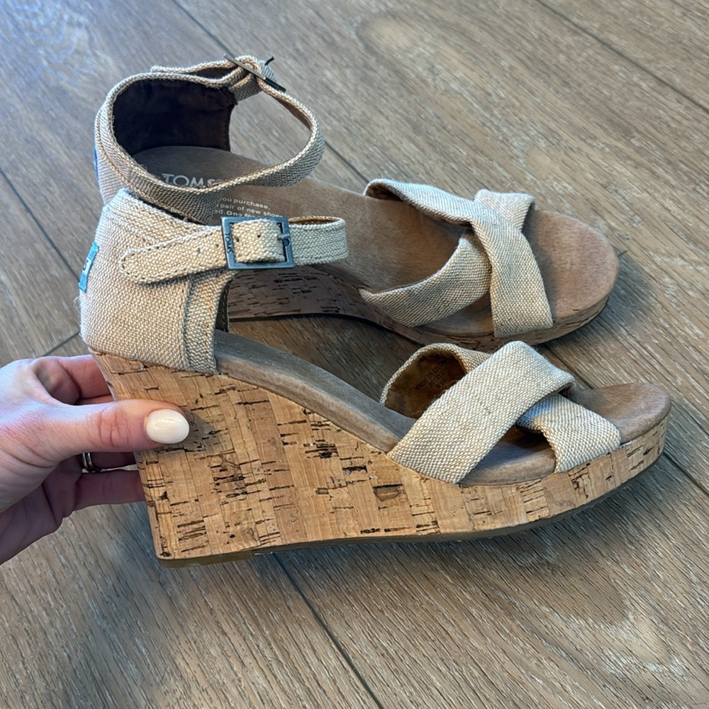 Toms Tan Wedge Sandals with Crisscross Straps Size10